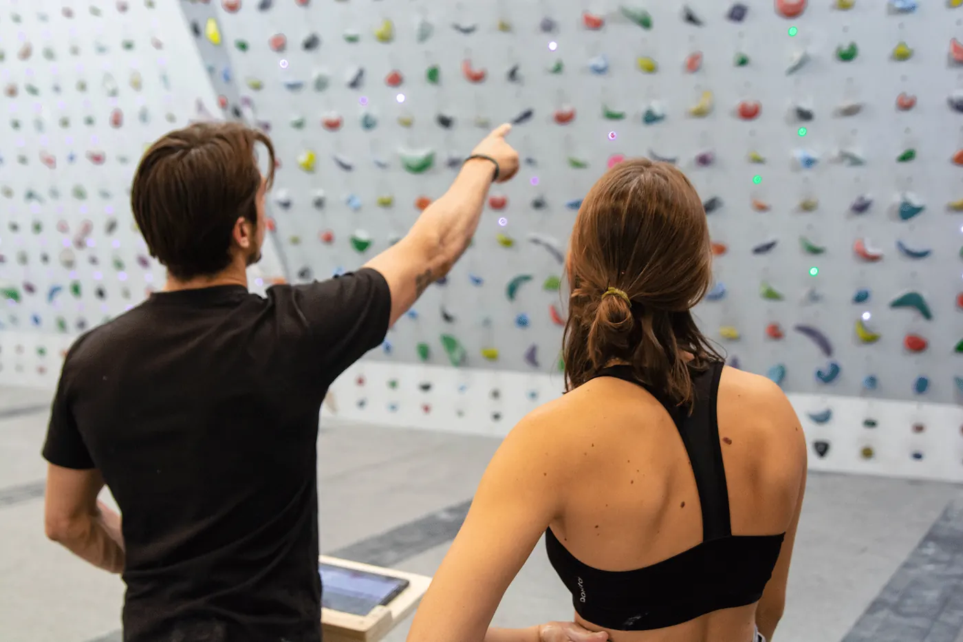 Equipo de Nimbus señalando una vía en una pared con LEDs