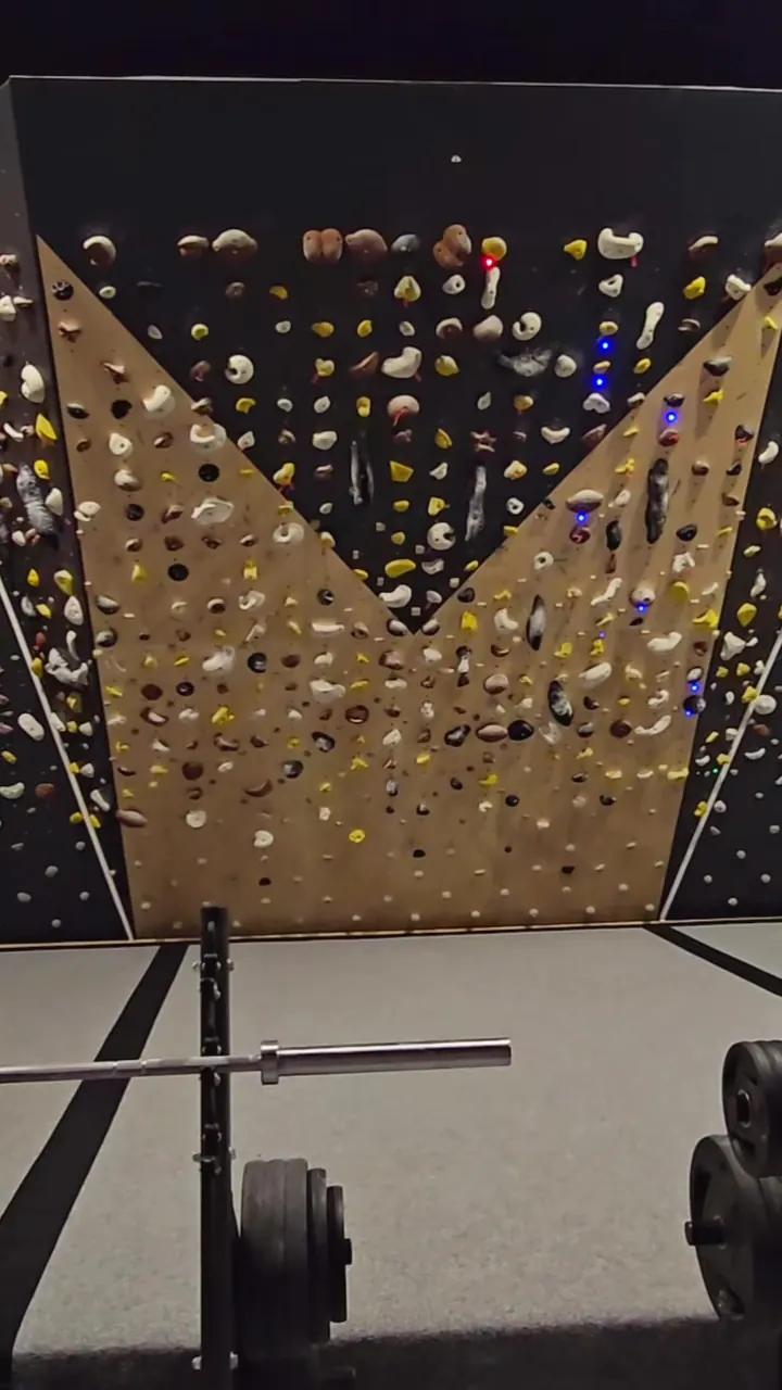 Pared de Torresamper con presas iluminadas